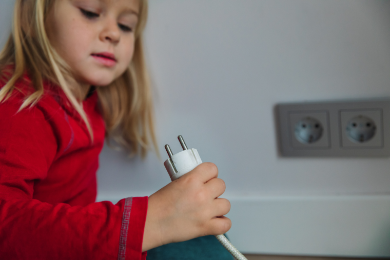 Enfants: les 3 conseils pour sécuriser les installions électriques de sa maison